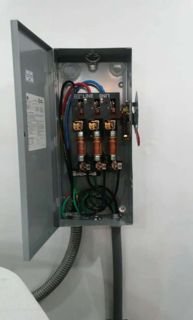 Three-phase disconnect switch installed for Smoke Detector Installation in College Place